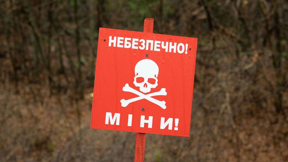 Спасатели подчеркивают, что в этом районе до сих пор сохраняется высокий уровень минной опасности и работают саперы ГСЧС