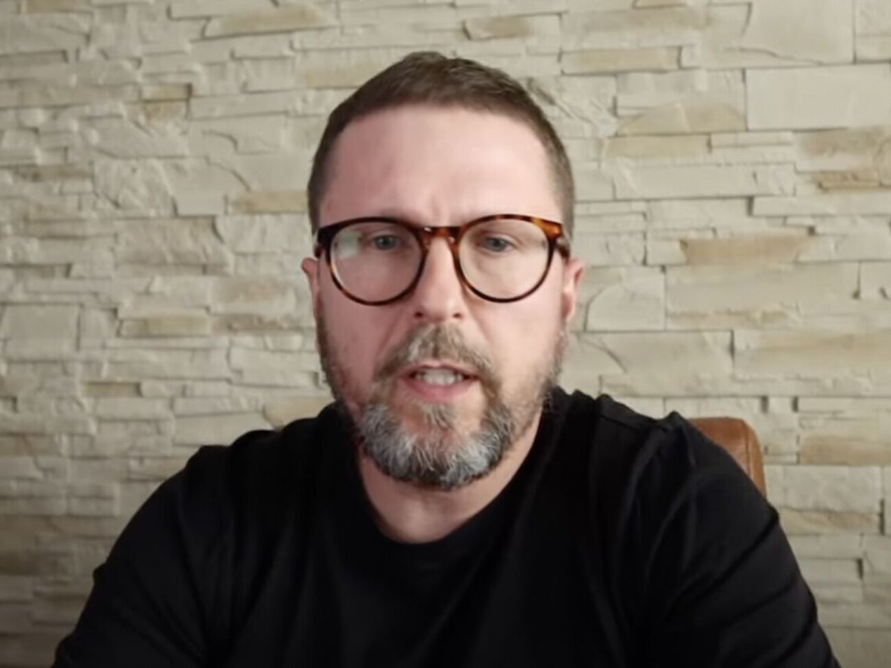 Оголошений у розшук блогер каже, що в нього стріляли