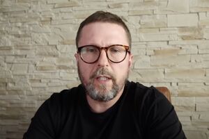 Оголошений у розшук блогер каже, що в нього стріляли