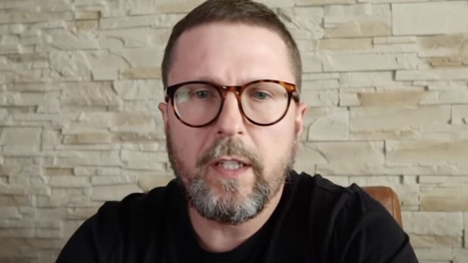 Оголошений у розшук блогер каже, що в нього стріляли