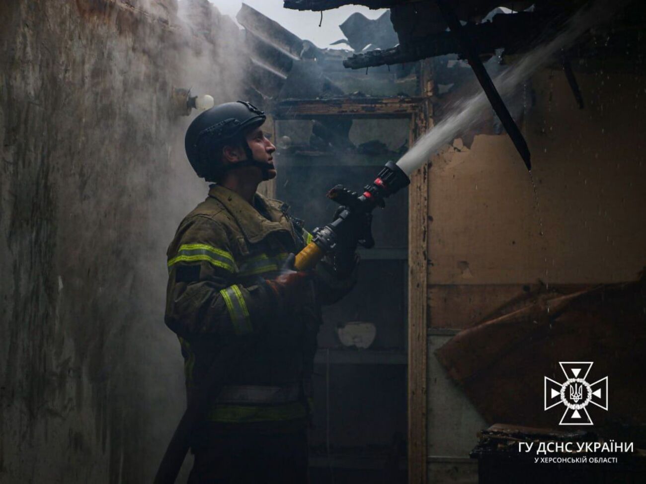 В Никополе тушат большой пожар в торговом центре после обстрела РФ