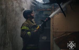 В Никополе тушат большой пожар в торговом центре после обстрела РФ
