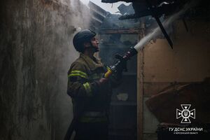 У Нікополі гасять велику пожежу в торговельному центрі після обстрілу РФ