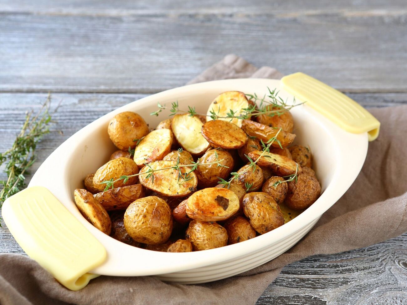 Запеченный картофель ресторатор рекомендует подавать со сметанным соусом