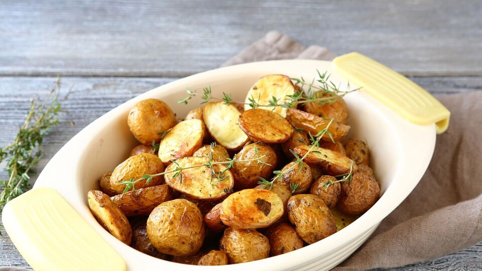 Запеченный картофель ресторатор рекомендует подавать со сметанным соусом