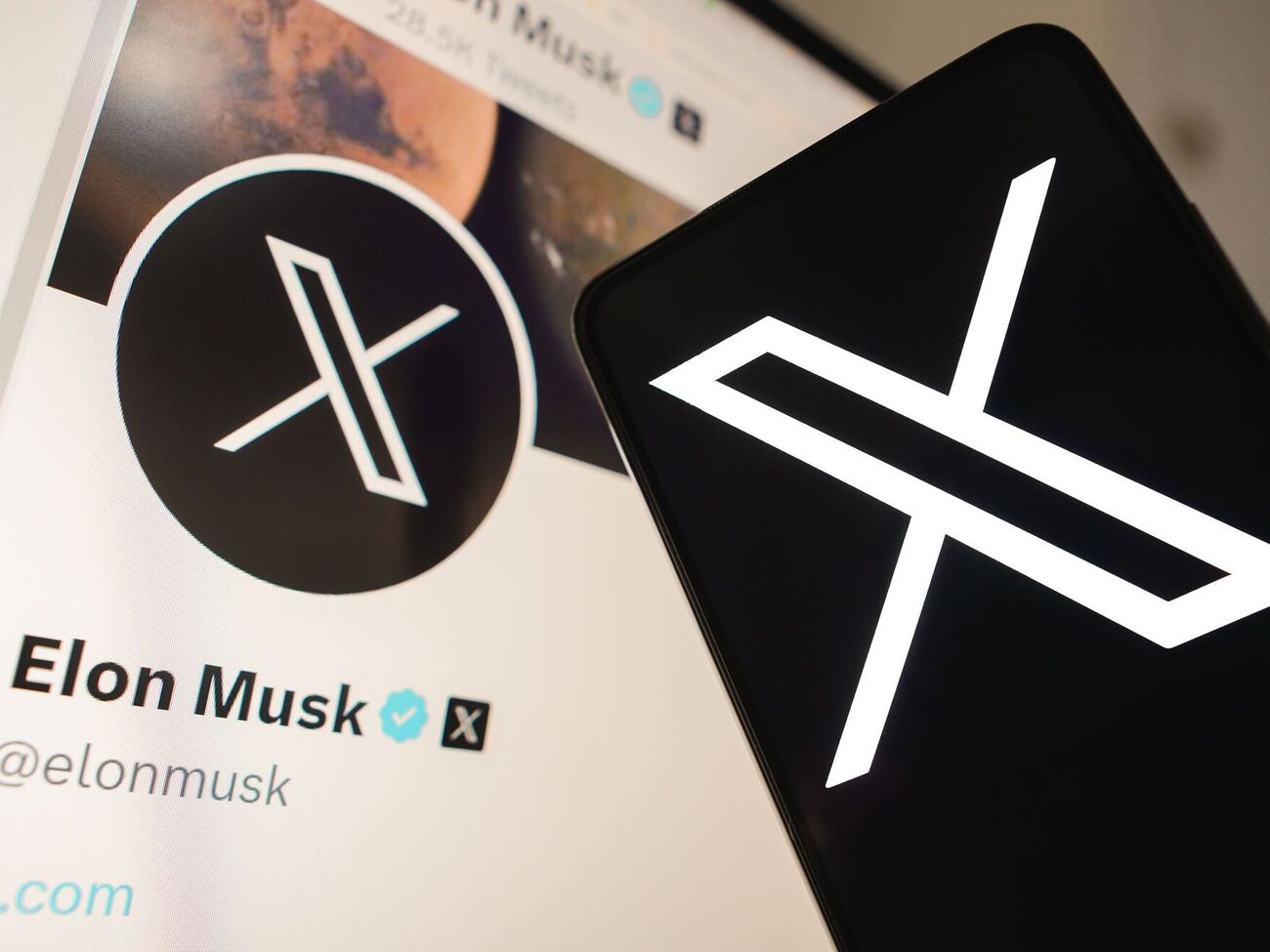 Маск объяснил это решение тем, что лайки и репосты "визуально загромождают контент" на платформе