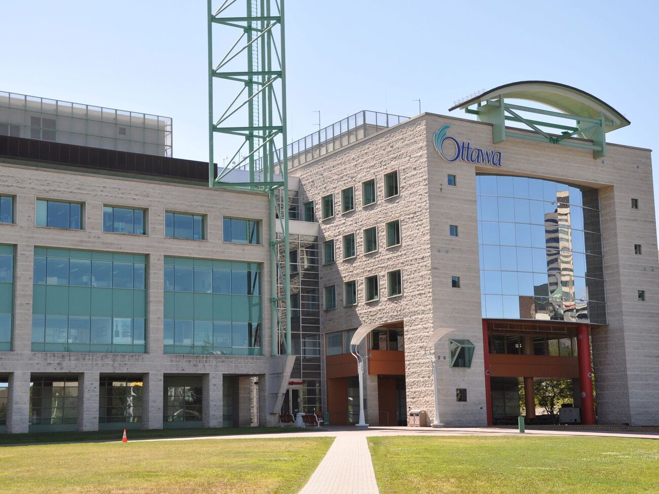 Следы взлома нашли в нескольких помещениях здания