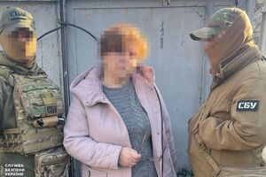 Следователи Службы безопасности сообщили задержанной о подозрении по статье о государственной измене