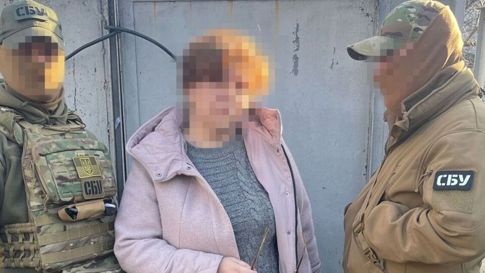 Следователи Службы безопасности сообщили задержанной о подозрении по статье о государственной измене