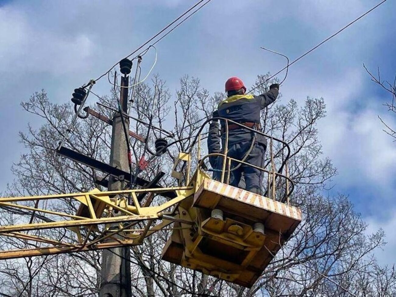 За два місяці 2024 року енергетики ДТЕК Ріната Ахметова повернули світло понад 1,1 млн сімей, які були без електроенергії через ворожі обстріли