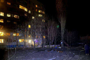 В Чугуеве в результате российского удара из С-300 поврежден девятиэтажный жилой дом, автовокзал, гостиница, магазины и автомобили