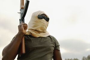 По словам свидетелей, десятки вооруженных мужчин проехали по территории школы и забрали учеников