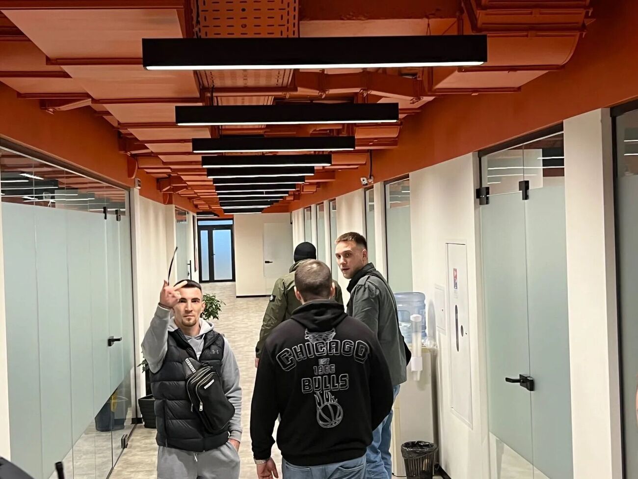 Нападники намагалися вибити з рук медійників техніку, а також завдали одному з репортерів удару в обличчя, заявили журналісти