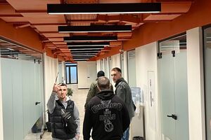 Нападники намагалися вибити з рук медійників техніку, а також завдали одному з репортерів удару в обличчя, заявили журналісти