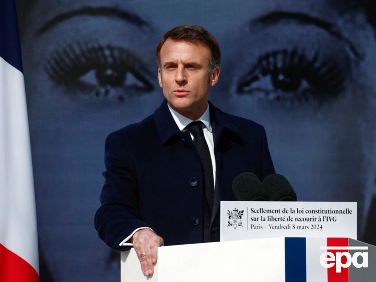 Макрон следит за ситуацией в Украине и заявил, что при определенном сценарии может отправить в страну войска, отмечает участник встречи с французским лидером