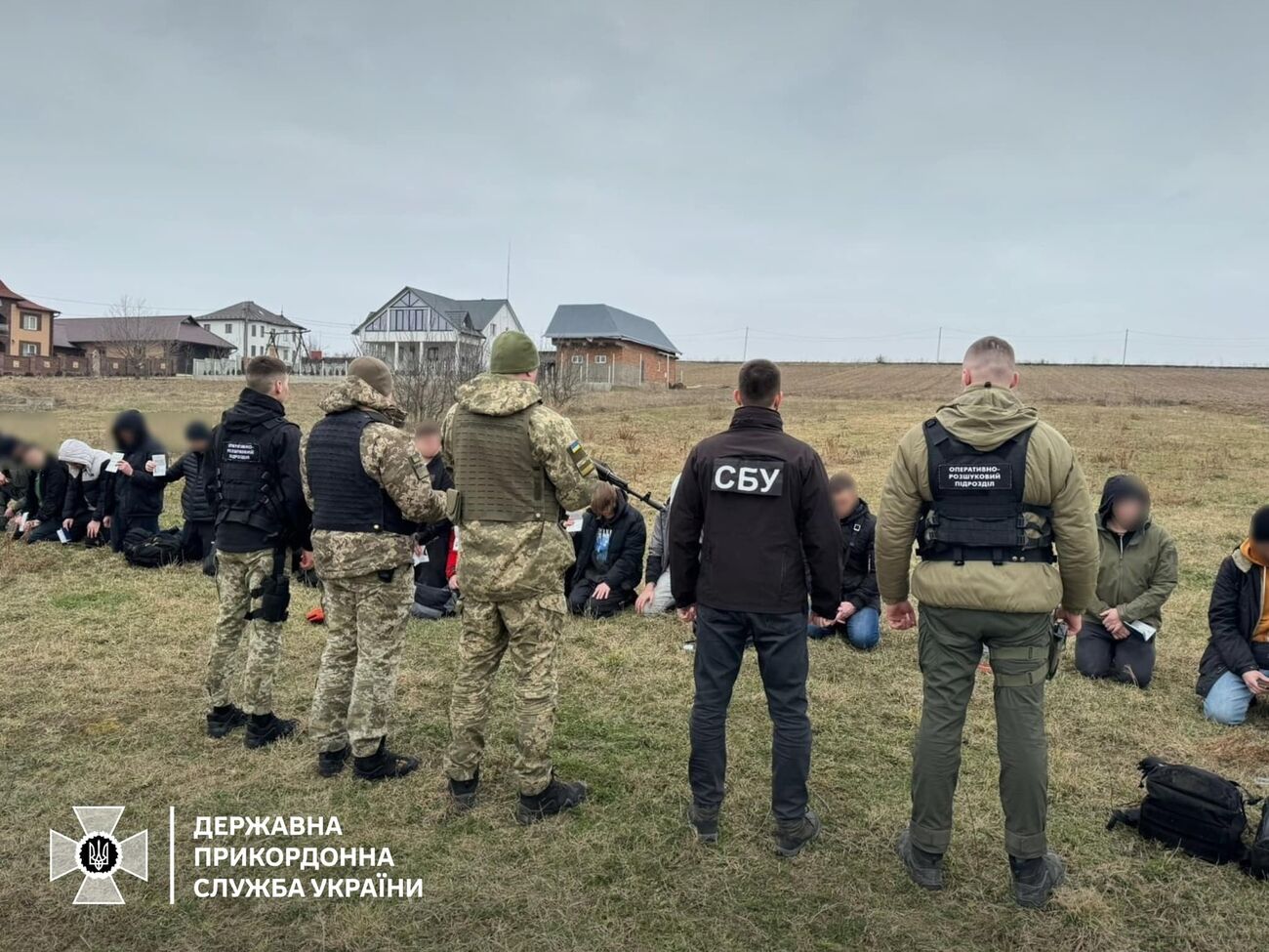 За доправлення в Румунію кожен із 34 чоловіків заплатив по €10 тис., зазначили в ДПСУ