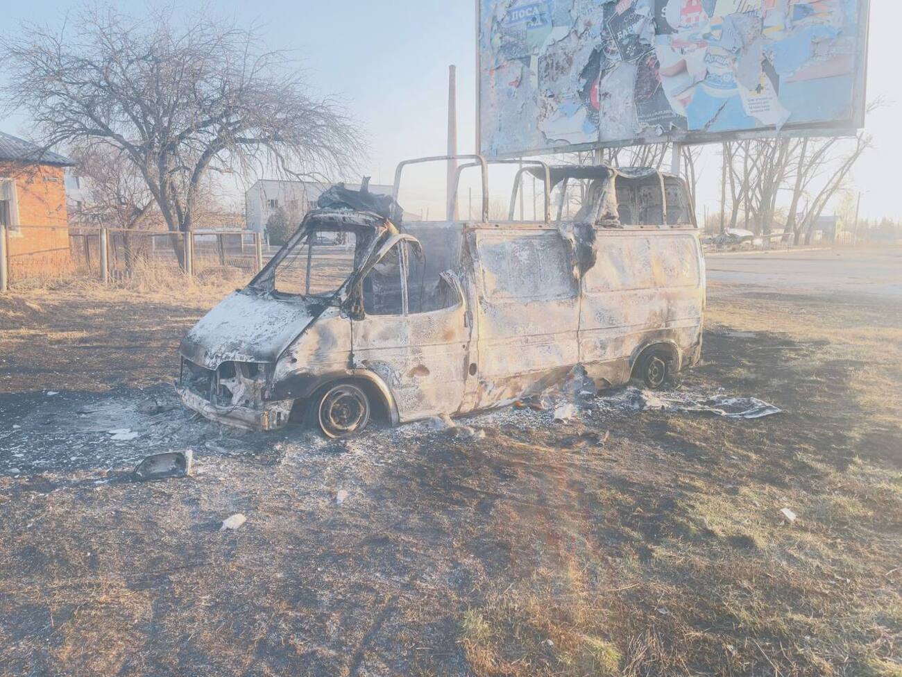 Около 15.45 в Волчанске зафиксировано попадание FPV-дрона в автомобиль Ford Transit, отметили в полиции