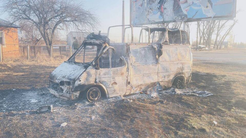 Около 15.45 в Волчанске зафиксировано попадание FPV-дрона в автомобиль Ford Transit, отметили в полиции