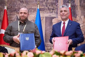 Документ подписали министр обороны Украины Рустем Умеров и министр торговли Турции Омер Болат