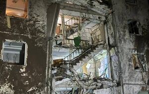 Российская армия попала авиационной бомбой по многоэтажке в Херсоне