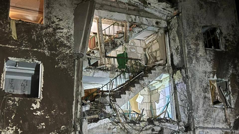 Російська армія влучила авіаційною бомбою по багатоповерхівці в Херсоні