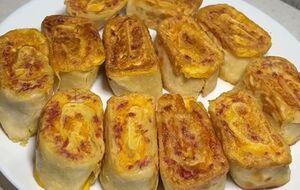 Смочите рулетики в яйце и обжарьте на сковороде