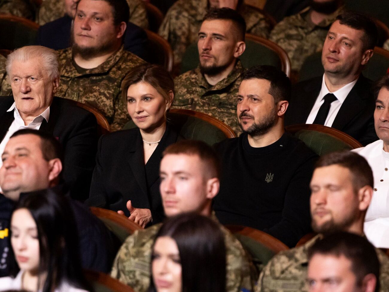 Зеленская выбрала для мероприятия костюм, состоящий из пиджака-кимоно и юбки миди. Украинский президент был в черной толстовке и милитари-брюках