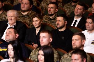 Зеленська обрала для заходу костюм, що складається з піджака-кімоно і спідниці міді. Український президент був у чорній толстовці і мілітарі-брюках
