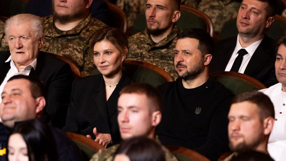 Зеленская выбрала для мероприятия костюм, состоящий из пиджака-кимоно и юбки миди. Украинский президент был в черной толстовке и милитари-брюках
