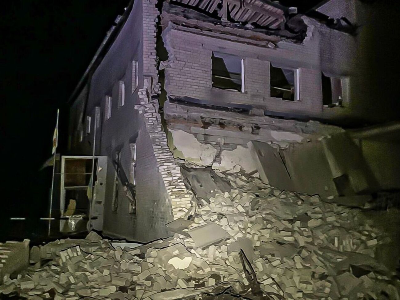 На чергуванні на момент ворожого удару перебувало шестеро рятувальників, ніхто з них не постраждав