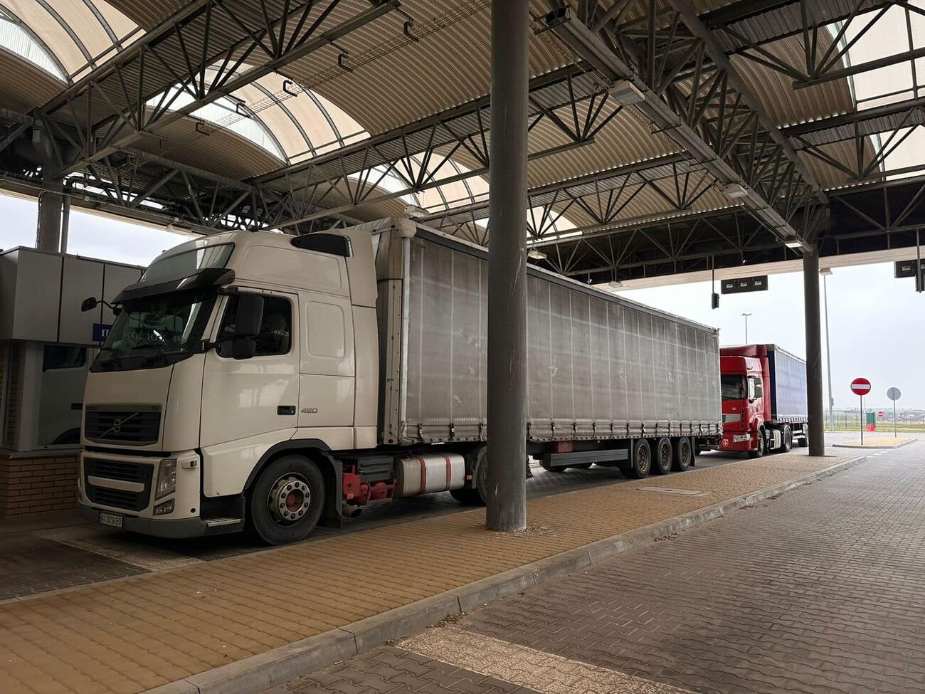 На сьогодні фури без обмежень пропускають "Краковець", "Шегині" та "Устилуг"