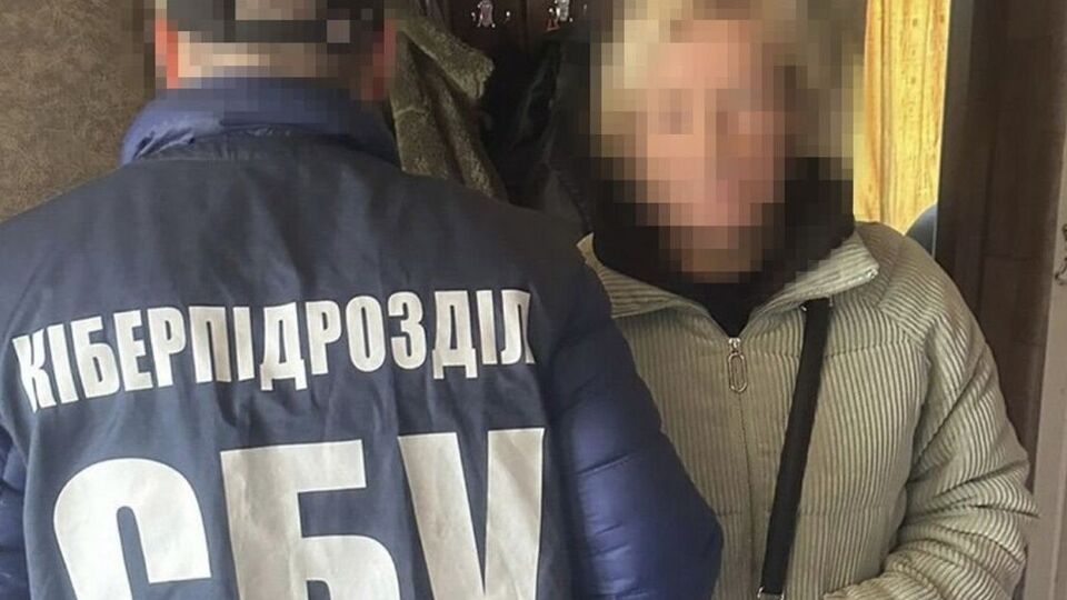 Сотрудники СБУ задержали подозреваемую в собственном доме