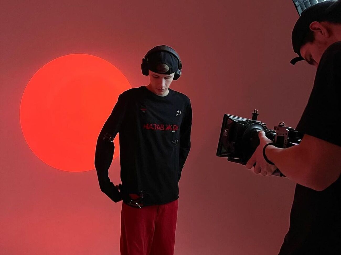 У пісні описано почуття головного героя, який вкладає всі зусилля у стосунки з коханою, а вона цього не помічає