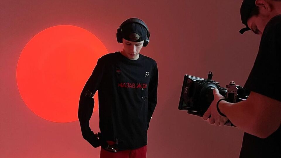 У пісні описано почуття головного героя, який вкладає всі зусилля у стосунки з коханою, а вона цього не помічає