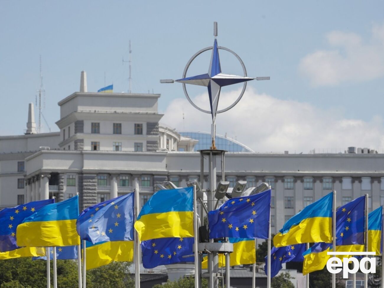 Курс на членство в НАТО прописано в Конституції України