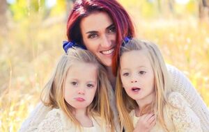 Джамундо говорит, что им с мужем и сейчас трудно отличить друг от друга их дочерей