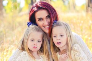 Джамундо говорит, что им с мужем и сейчас трудно отличить друг от друга их дочерей