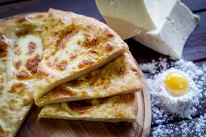 Хачапури жарится на сковороде