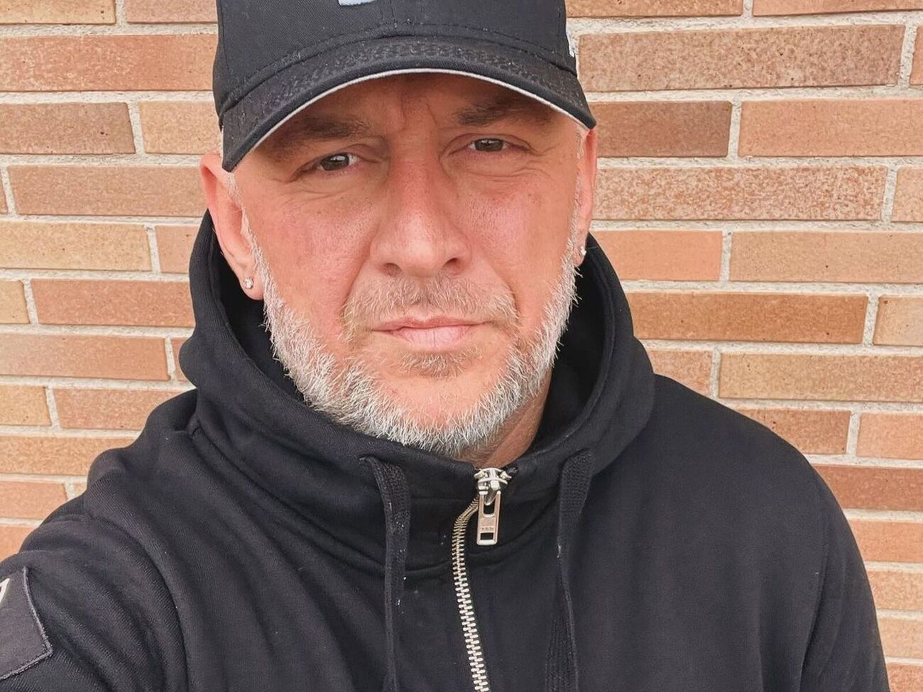 Потап з осені 2023 року живе за кордоном. Як саме він виїхав з України під час воєнного стану, артист не каже