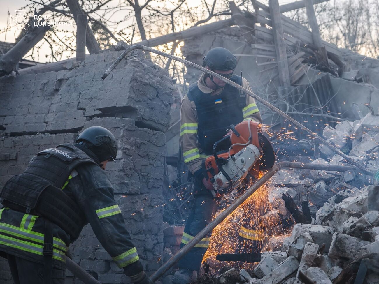 Розбір завалів триває