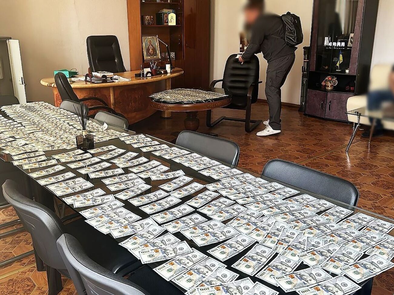 За даними ЗМІ, хабар передавали в кабінеті секретаря міськради