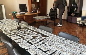 За даними ЗМІ, хабар передавали в кабінеті секретаря міськради