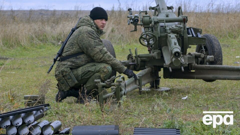 Российских солдат-срочников, как правило, не отправляют в Украину, но давят, чтобы они сначала подписали контракты, говорят в британской разведке