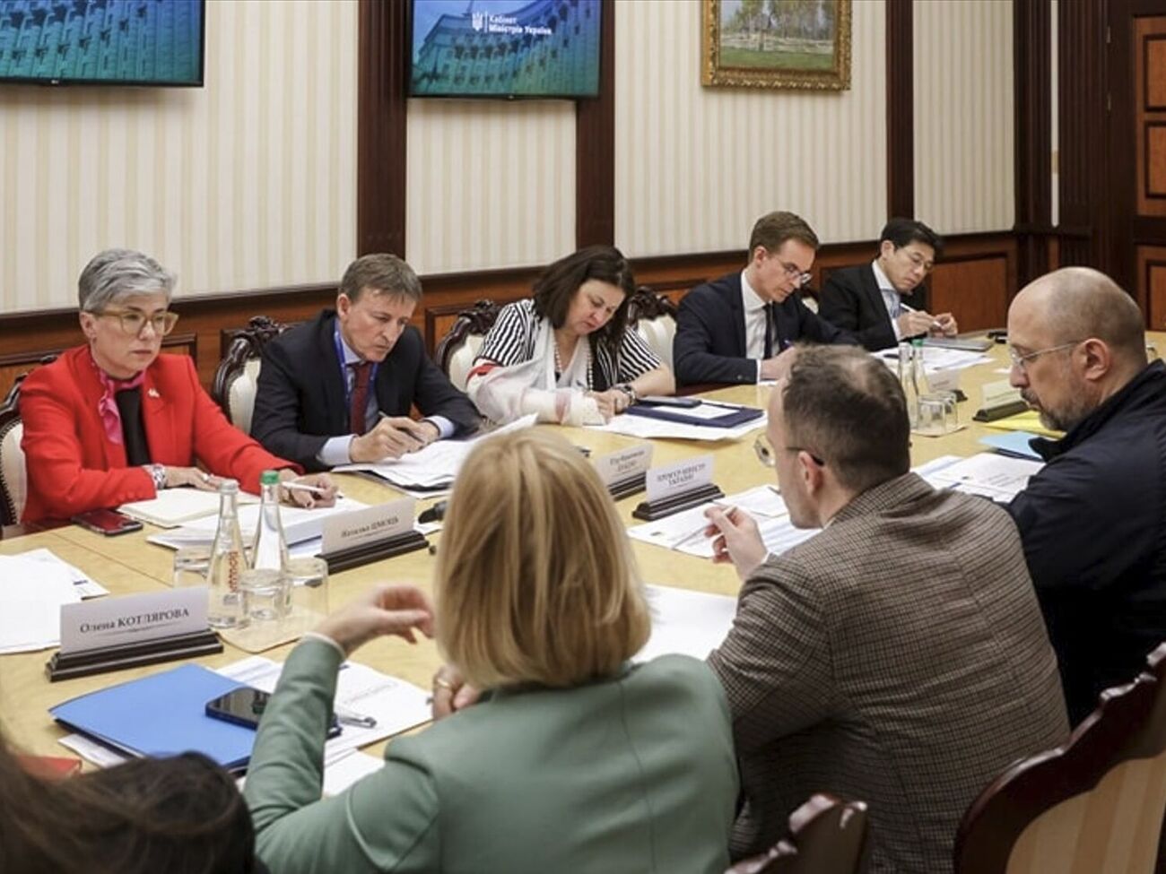 Обстріли РФ не припиняються, зазначив Шмигаль на зустрічі з послами країн G7