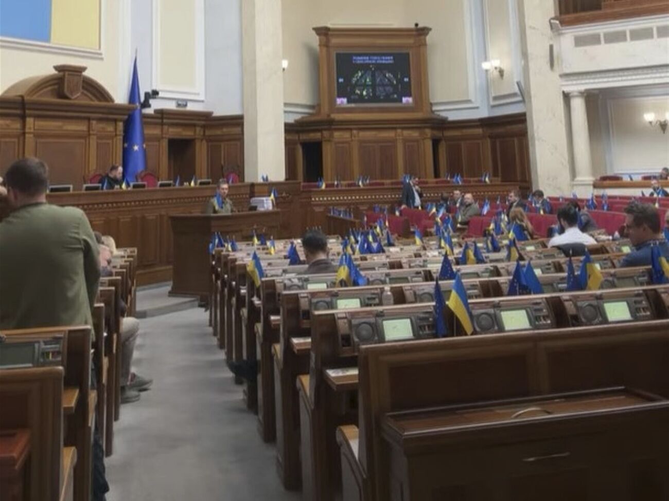 В 21.04 10 апреля Гончаренко отметил, что в зале заседаний Рады осталось 38 нардепов