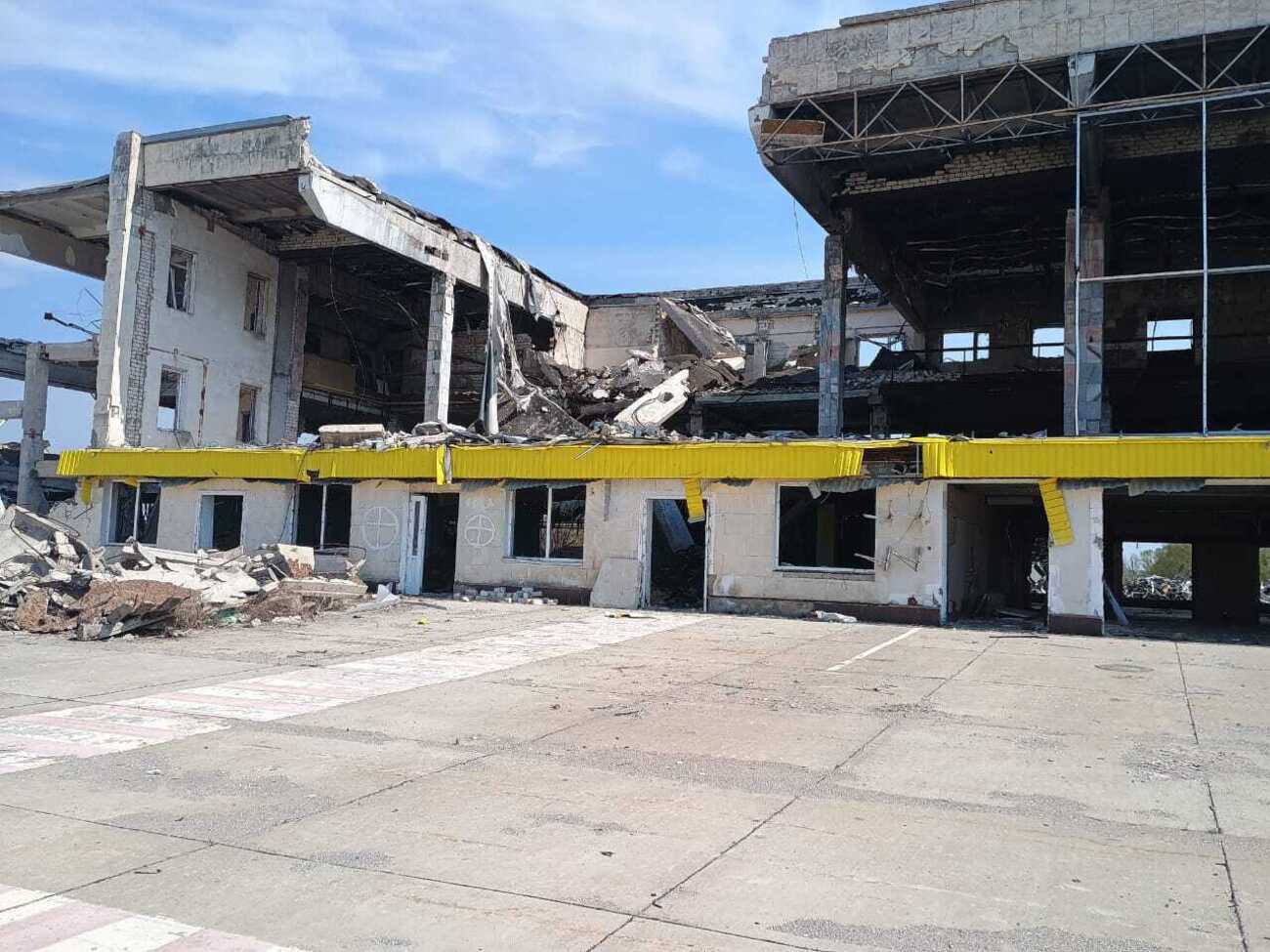 Во время российского вторжения в Украину аэропорт был разрушен