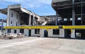 Во время российского вторжения в Украину аэропорт был разрушен