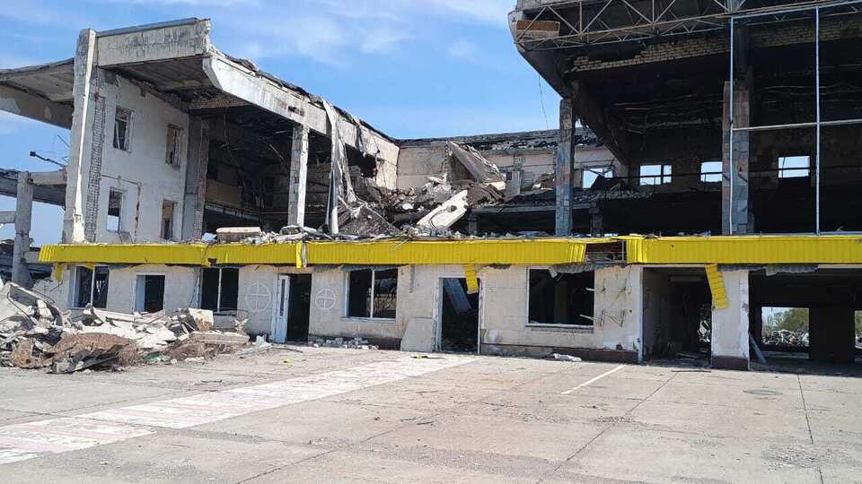 Во время российского вторжения в Украину аэропорт был разрушен
