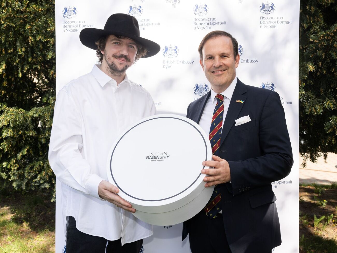 По словам Багинского, форзиции и фиалки, которыми он украсил шляпки, в Украине считаются символами жизни и надежды