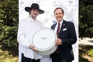 По словам Багинского, форзиции и фиалки, которыми он украсил шляпки, в Украине считаются символами жизни и надежды